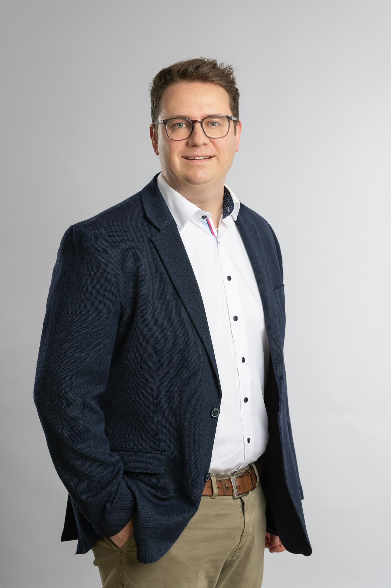 Oliver Strommer im Hemd und mit Sack. Er wirkt locker und lässig.