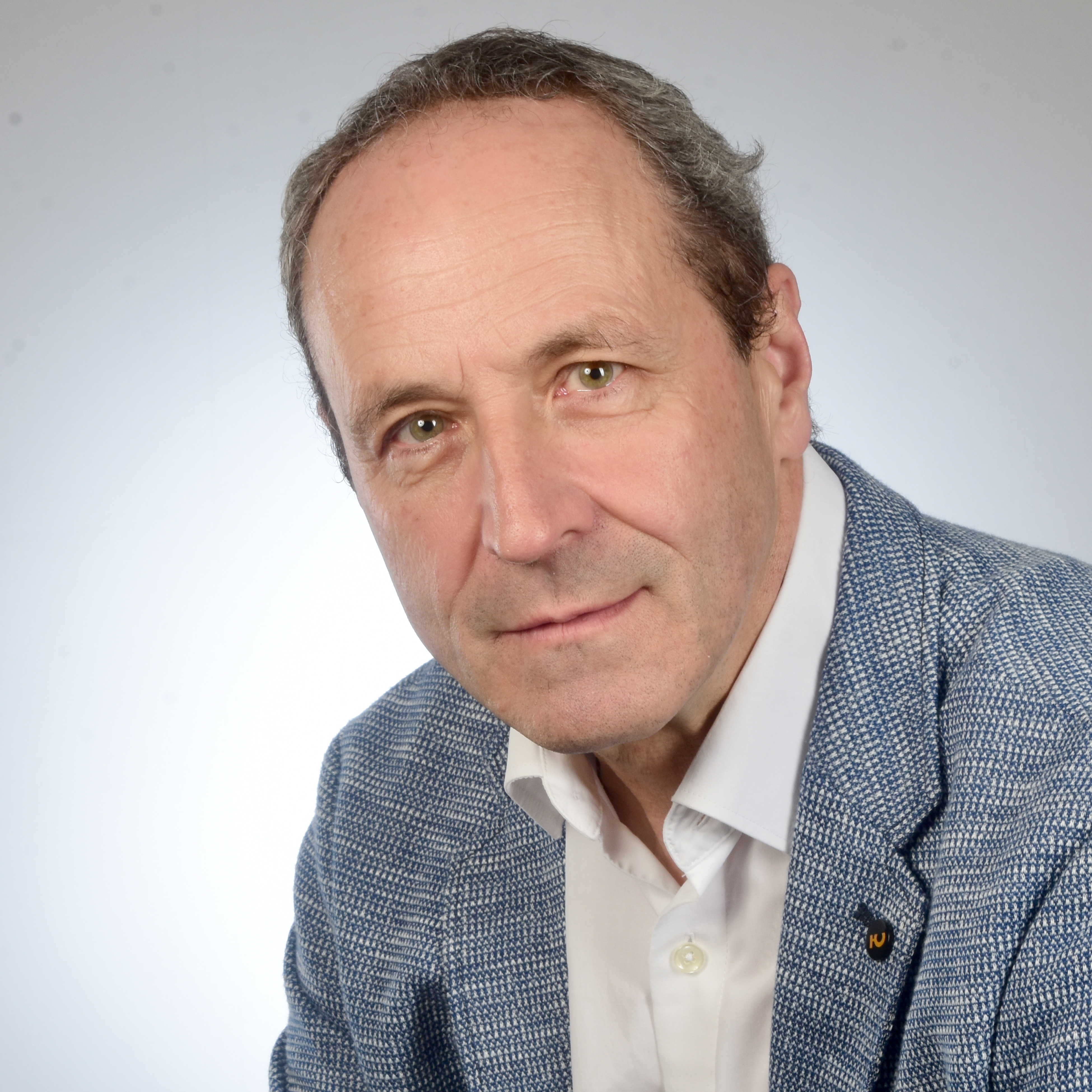 Martin Gansloser schaut in die Kamera. Er trägt Sakko und Hemd.