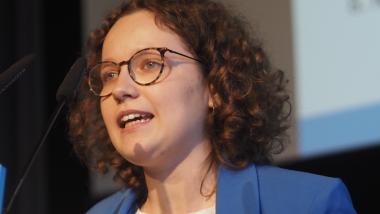 Anna Ortwein während ihrer Rede im blauen Blazer und weißer Bluse